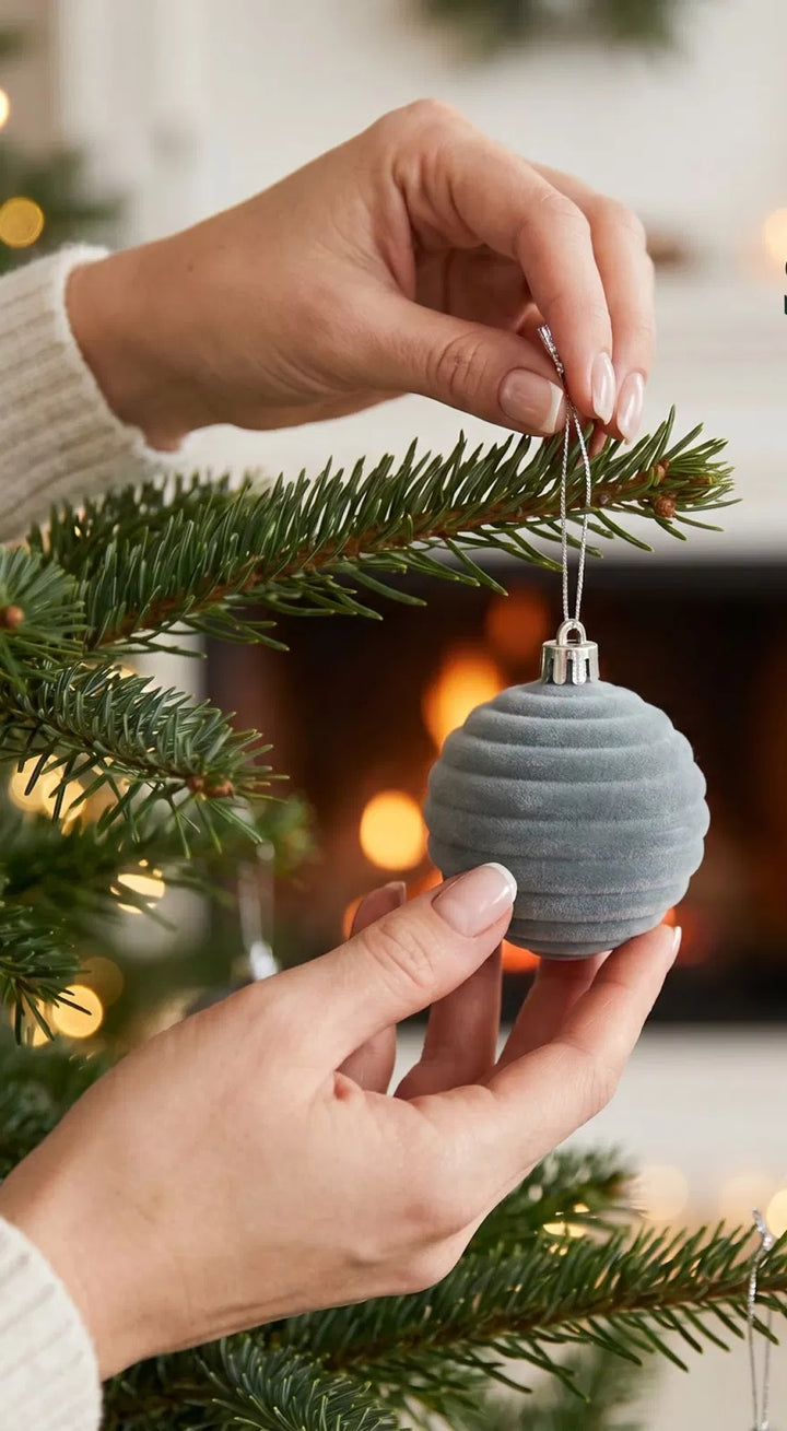 Grå julekuler i fløyel med sølvtopper