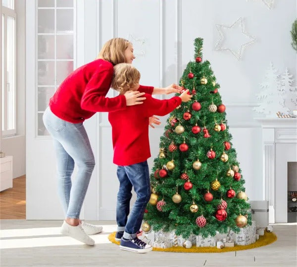 Lite grønt kunstig juletre uten pynt