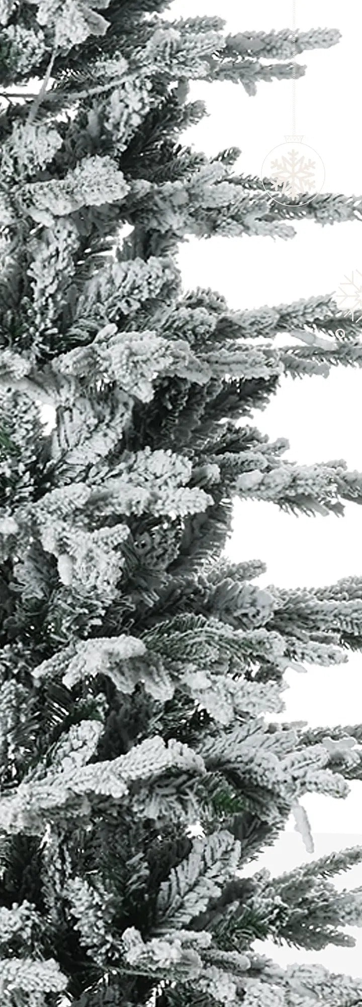Snødekt juletre med klare varme lyspærer