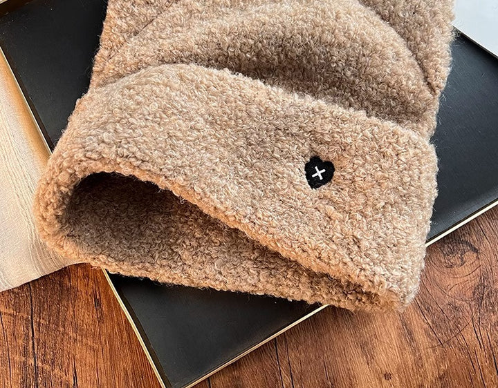 Teddylue med katteører og brodert fjes