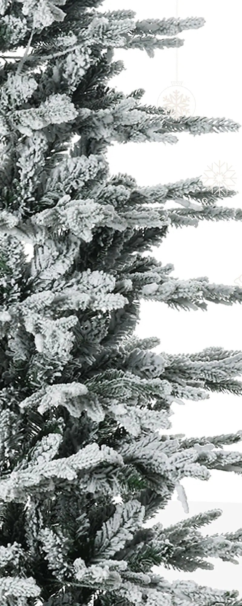 Stort snødekt juletre med klare lyspærer
