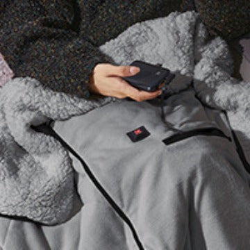 Varmeriket™ Oppvarmet kosepledd for kvinner med hette og sidelommer