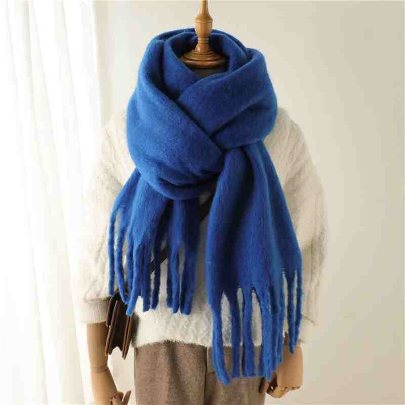 Lodent vinterskjerf med kraftige dusker