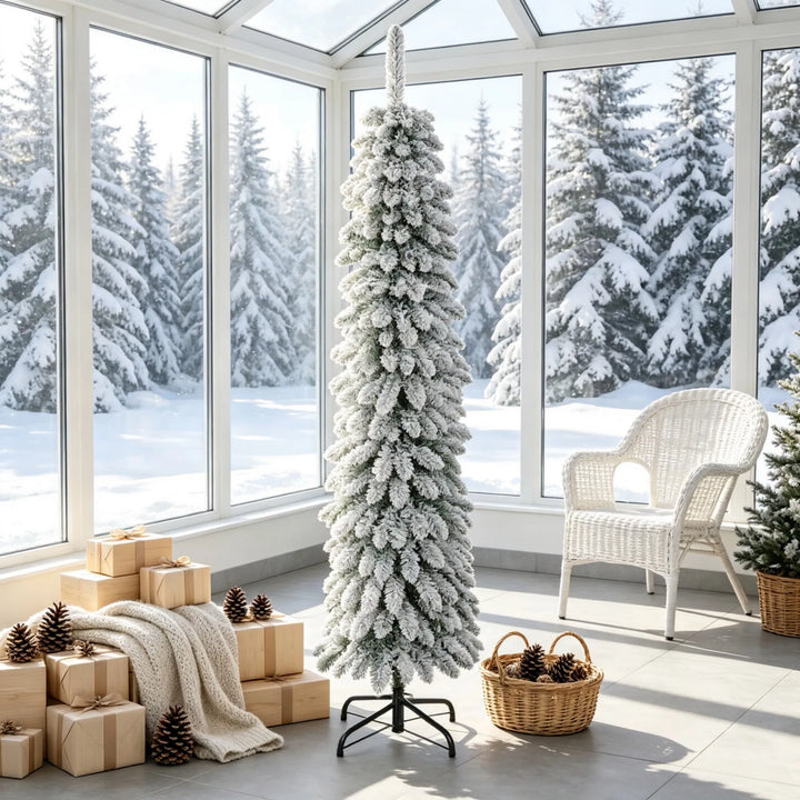 Lite smalt juletre med hvit kunstsnø