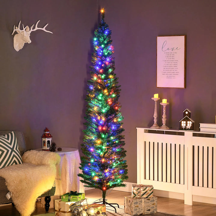 Smalt grønt juletre med fargerike lys