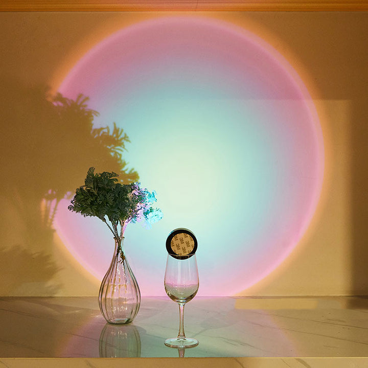 Trykklampe som lyser oransje på vegg
