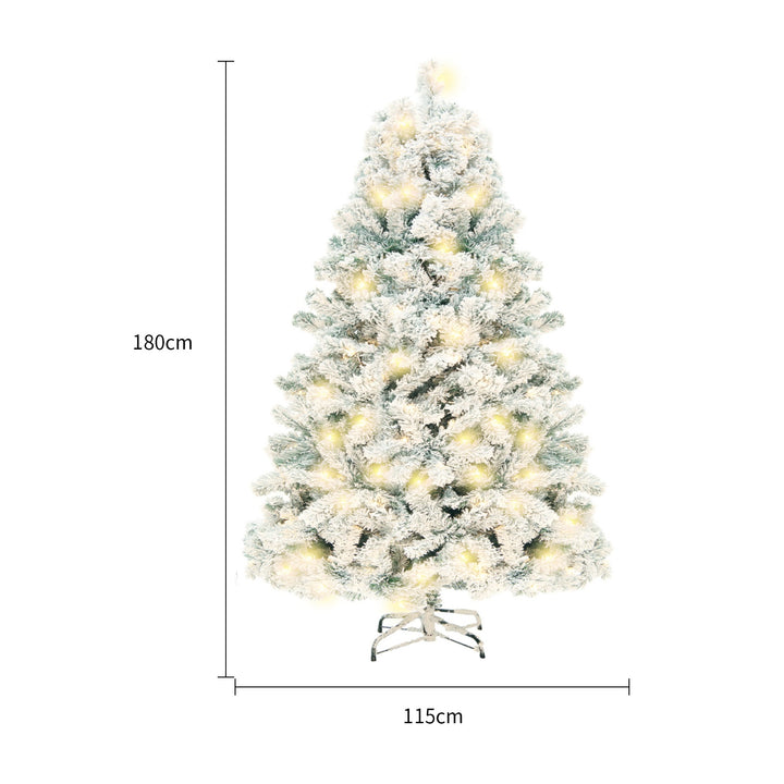 Kunstig juletre med varmhvite lys i stue