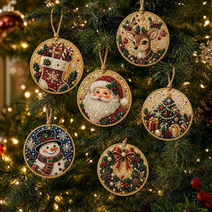 Seks julekuler i tre med diamantmaling