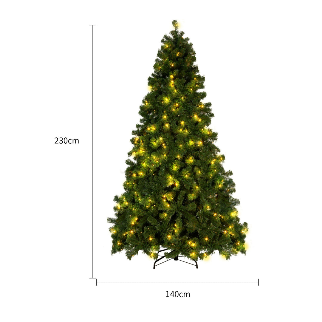 Kunstig juletre med varmhvite lys i stue