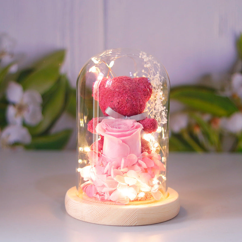 Bamse med rose i glasskuppel og LED-lys – romantisk pynt