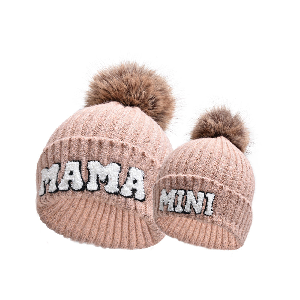 Ribbestrikket MAMA-lue med lodden dusk