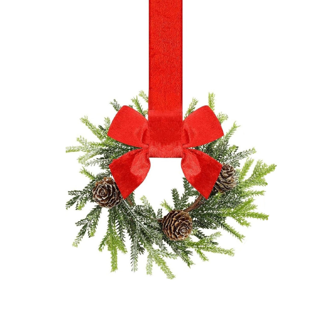 Liten julekrans med rød sløyfe og kongler