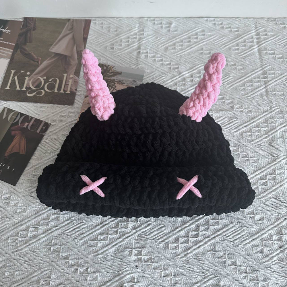 Svart heklet bøttehatt med rosa horn