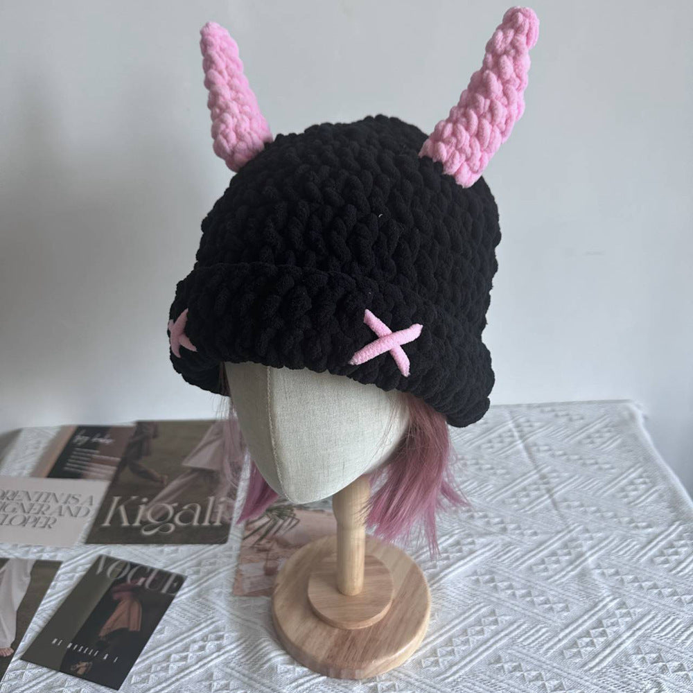 Svart heklet bøttehatt med rosa horn