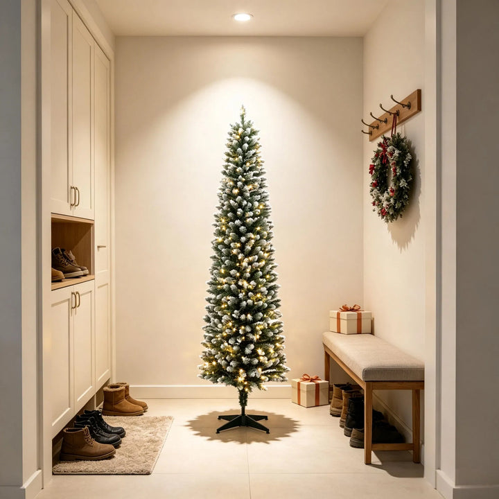Smalt frostet juletre med fargelys