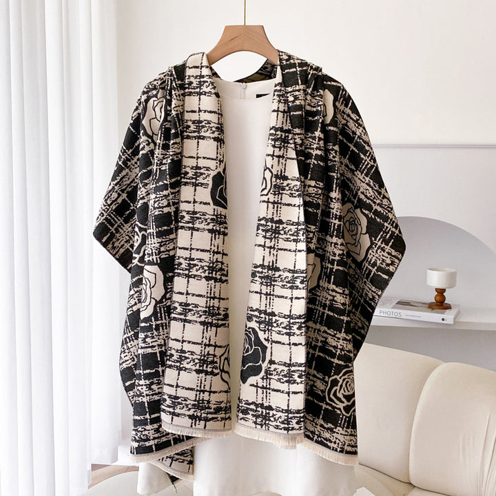 Rutete sjal med rosemotiv og frynser