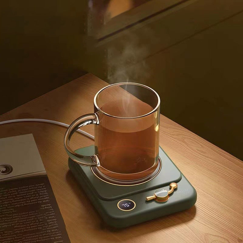 Retro koppvarmer med kaffekopp på kjøkkenbenk
