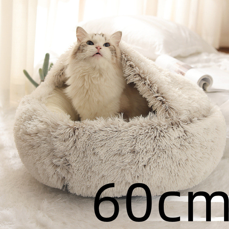 Katt i rund plysjseng med hette