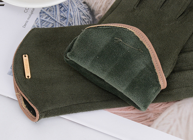 Damehansker i semsket look med gullspenne