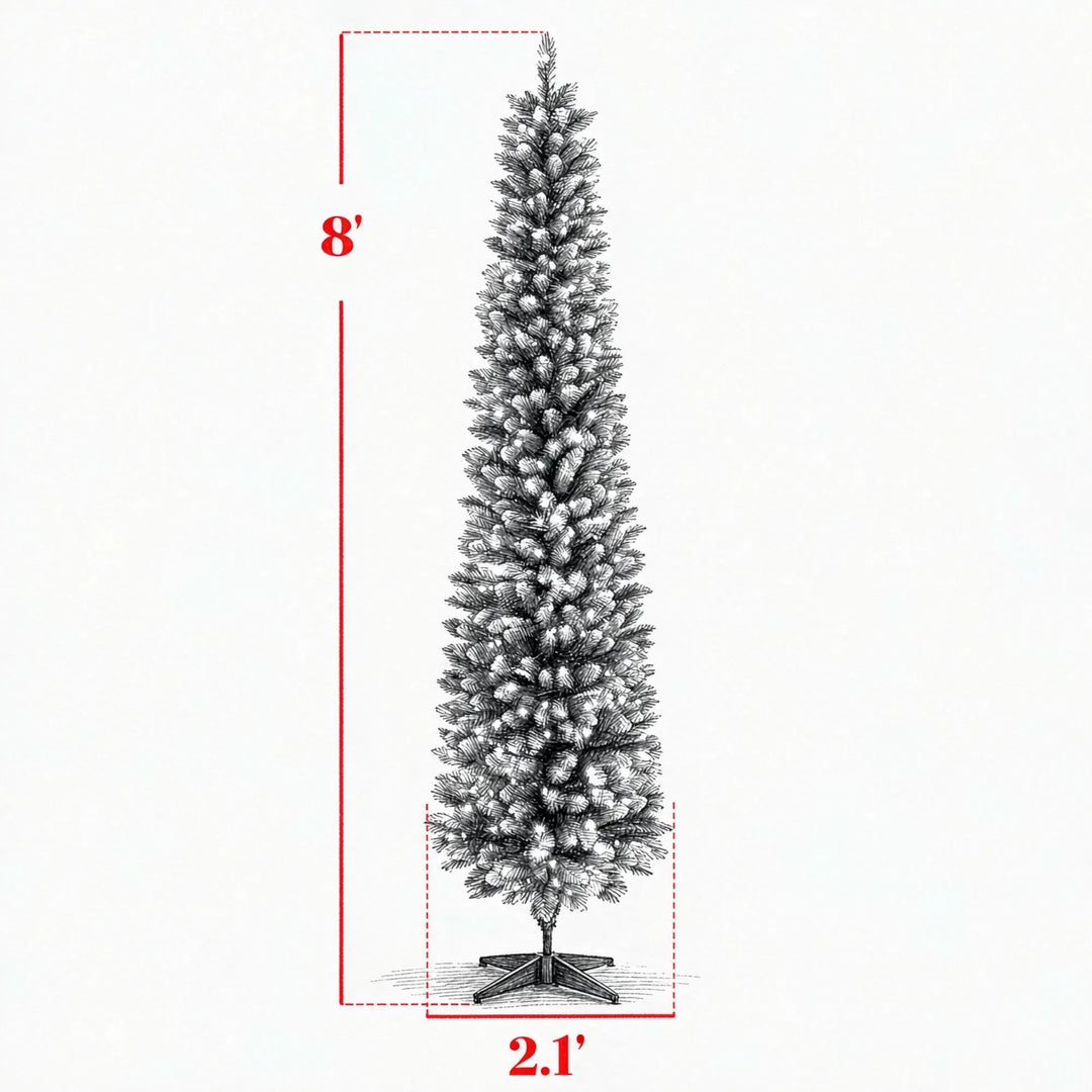 Høyt smalt juletre med frosttupper og lys