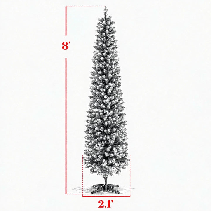 Høyt smalt juletre med frosttupper og lys