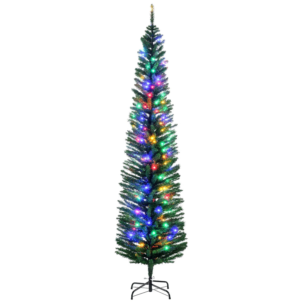 Smalt grønt juletre med fargerike lys