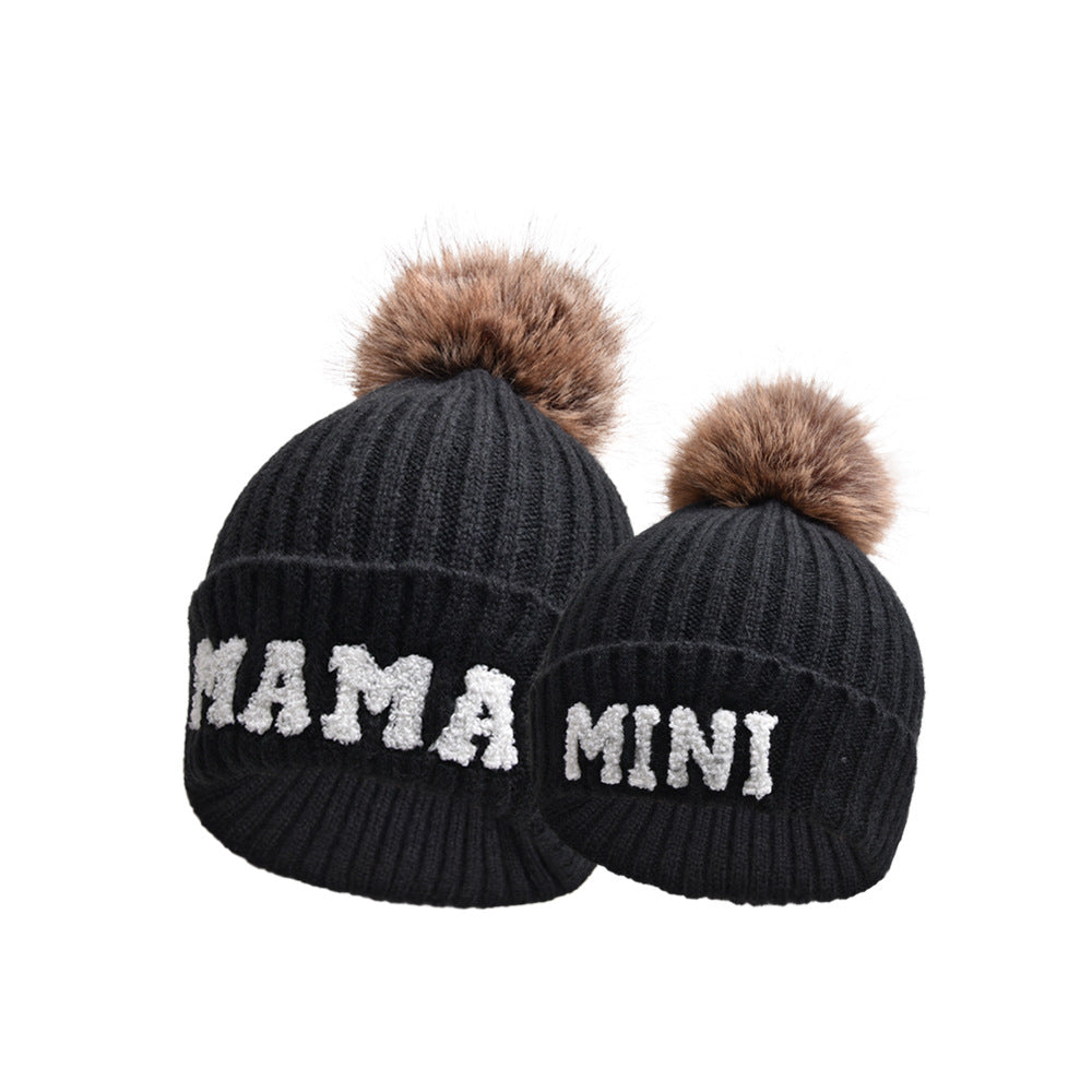 Ribbestrikket MAMA-lue med lodden dusk