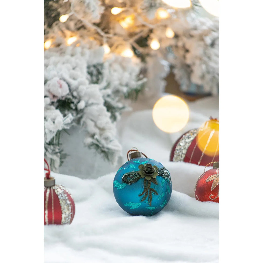 Fire blågrønne julekuler i glass med glitter