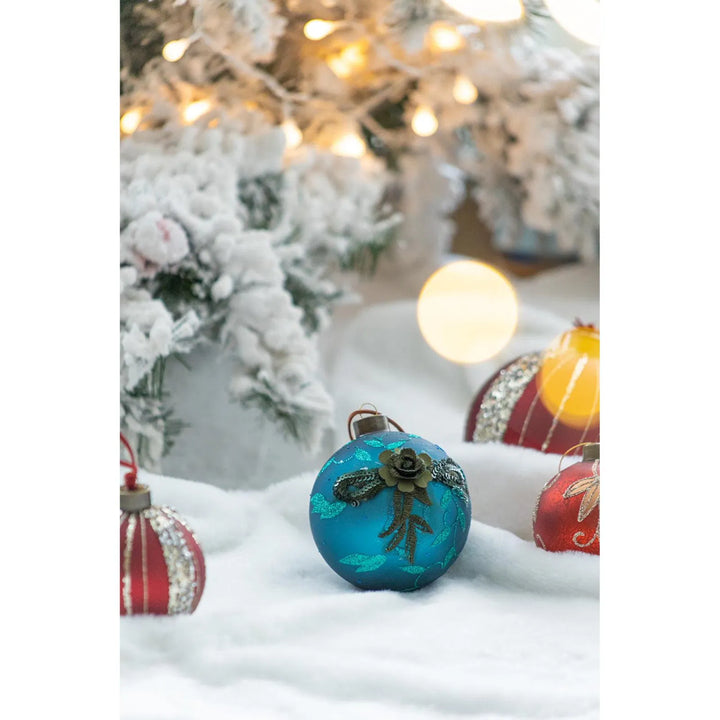 Fire blågrønne julekuler i glass med glitter